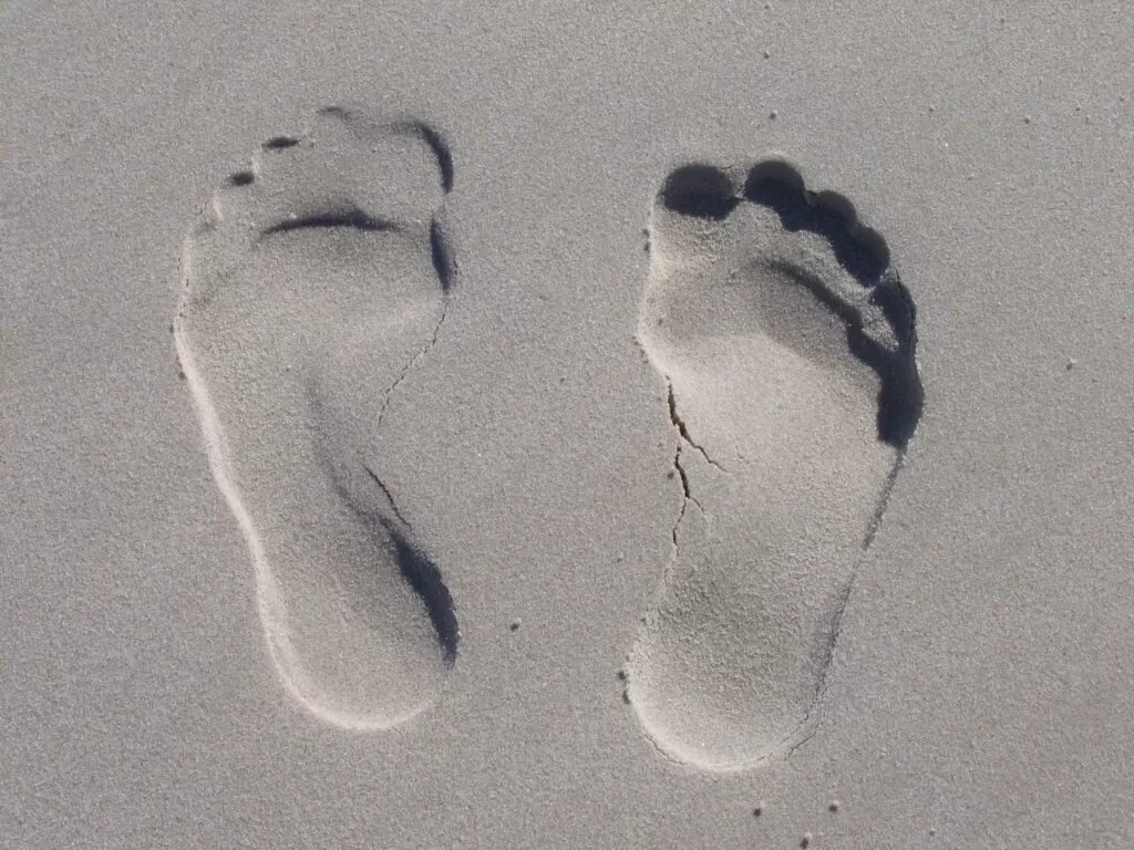 Bild mit Spuren im Sand
